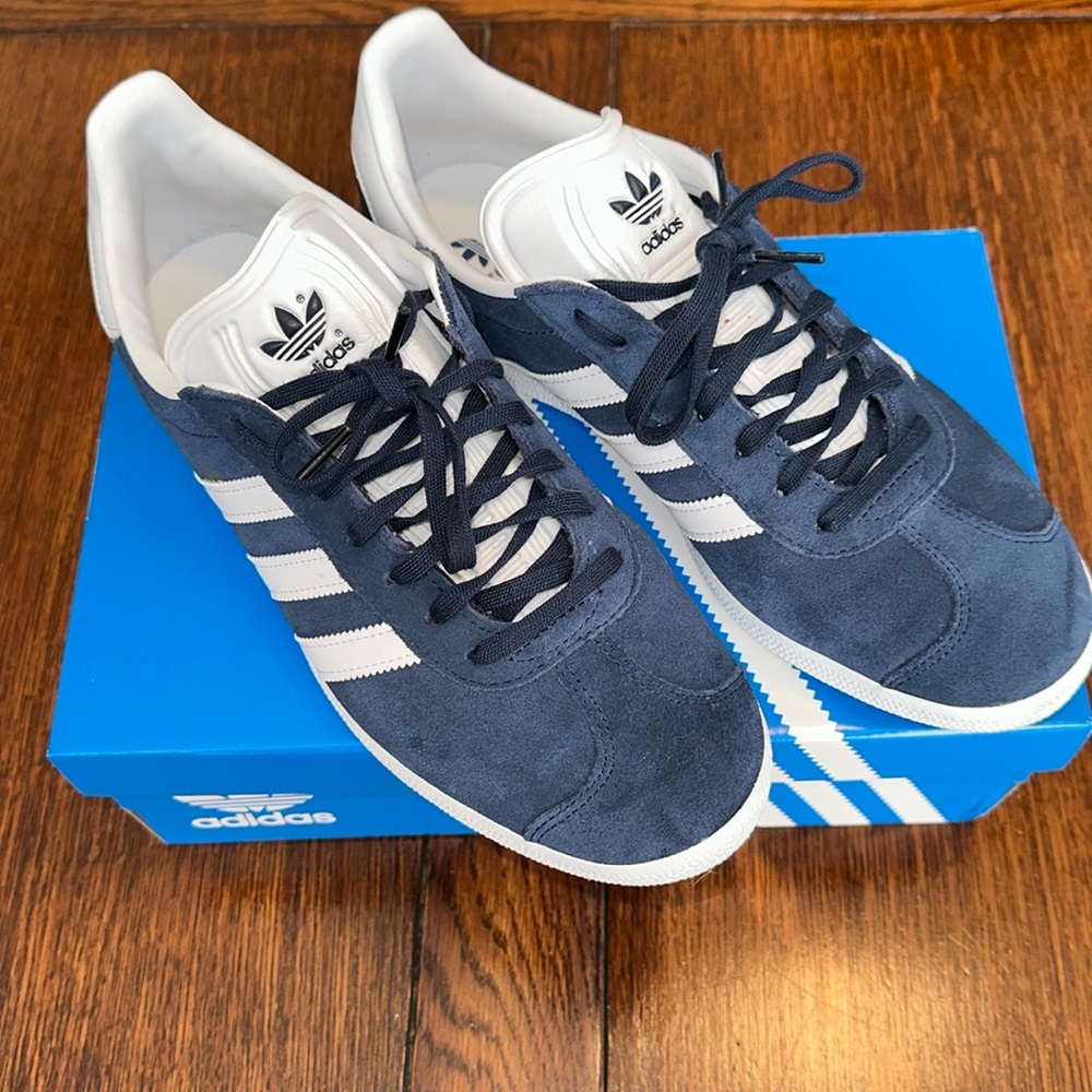 Men’s Adidas blue and white suede Gazelle sneakers size 9